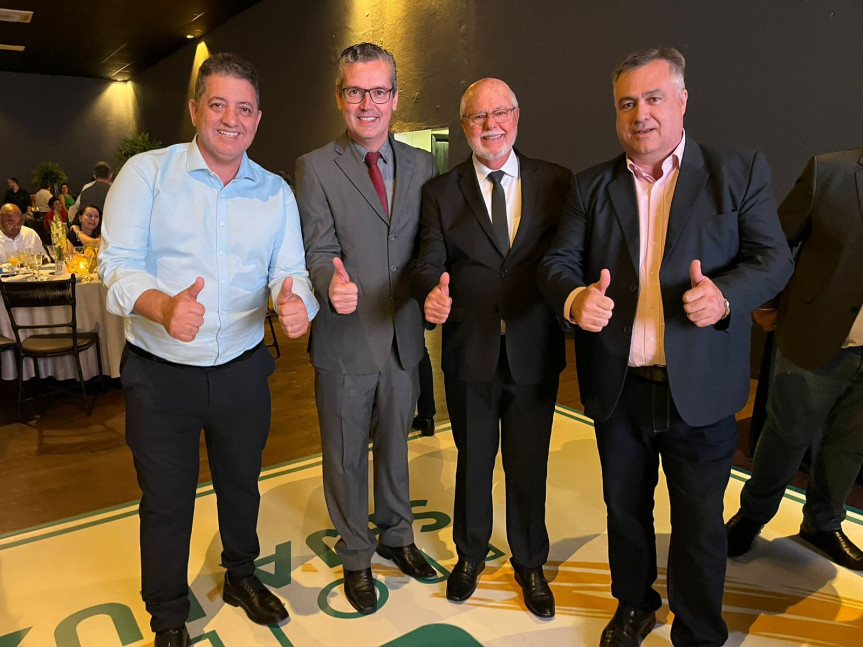 Deputado Cobra Repórter,  o diretor do hospital, Paulo Boçois, o prefeito de Rolândia, Ailtom Maistro e o secretário estadual de Saúde, Beto Preto.