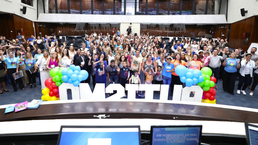 Solenidade ocorreu na manhã desta segunda-feira (30), no Plenário da Casa.