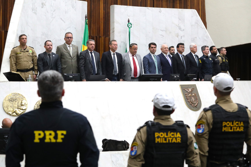 Solenidade ocorreu na noite desta terça-feira (6), no Plenário da Assembleia Legislativa do Paraná.