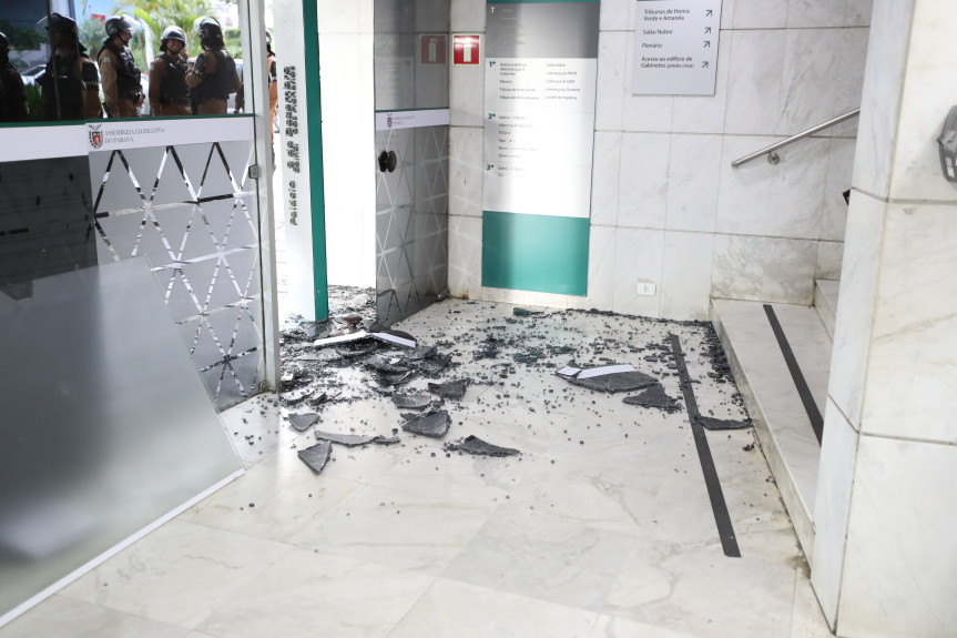 A Comissão Executiva ainda trabalha para levantar todo o prejuízo causado pela invasão. O relatório completo com os bens danificados só poderá ser concluído após o esvaziamento completo dos prédios do Legislativo.