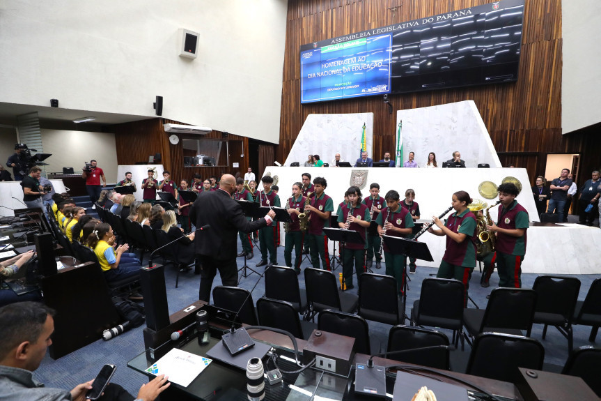 Solenidade ocorreu no Plenário da Casa na manhã desta quinta-feira (23).