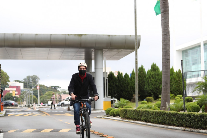 Deputado Goura (PDT) veio ao trabalho de bicicleta para a Assembleia Legislativa, mesmo com a garoa fina que foi registrada em Curitiba pela manhã desta sexta-feira.
