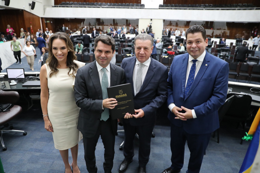 (Esq. p/ Dir.) A 2ª secretária, deputada Maria Victoria (PP); o presidente da Casa, deputado Alexandre Curi (PSD); o secretário-chefe da Casa Civil, João Carlos Ortega; e o 1º secretário, deputado Gugu Bueno (PSD).