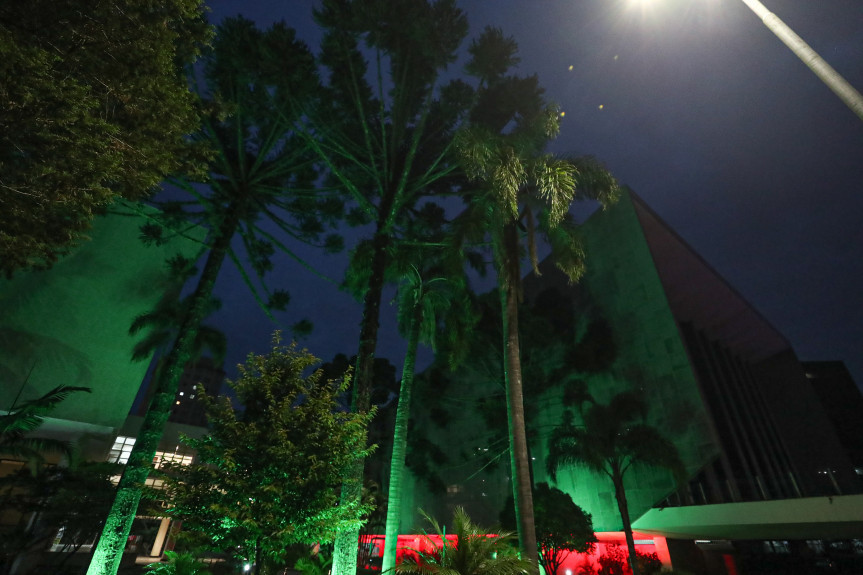 Assembleia Legislativa do Paraná ganha iluminação especial no Natal.
