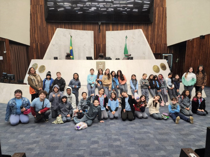 No período da tarde, os alunos do 5° ano da escola municipal Papa João Paulo XXIII também realizaram a visita guiada pela Assembleia e aprenderam na prática o que as professoras explicam em sala de aula.