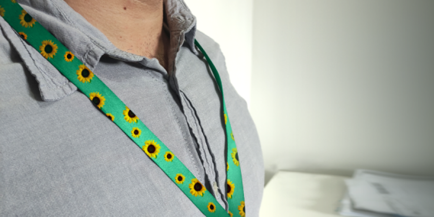 O cordão sinaliza a preferência de atendimento e suporte diferenciado para indivíduos com deficiências como autismo, TDAH, demência, Doença de Crohn, colite ulcerosa e fobias em relação a voos. Essas deficiências são, segundo o texto, principalmente relacionadas à interação social, comunicação (verbal e não verbal), comportamentos restritivos e destemperos emocionais.