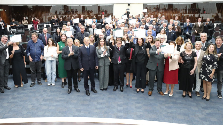 Solenidade ocorreu na noite desta segunda-feira (1º), no Plenário da Assembleia Legislativa do Paraná.