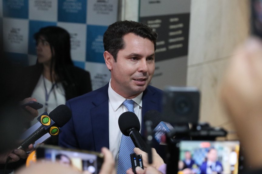 Seis pioneiros e lideranças do município de Icaraíma estão sendo homenageados através de projetos apresentados pelo deputado estadual e primeiro secretário da Assembleia Legislativa, Alexandre Curi (PSD).