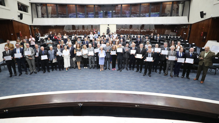 Solenidade ocorreu na noite desta segunda-feira (9), no Plenário da Assembleia Legislativa do Paraná.