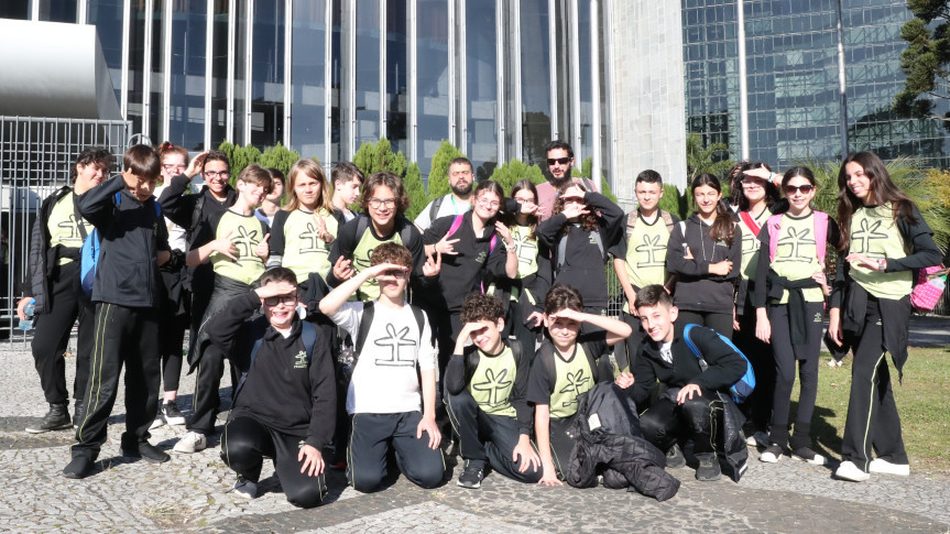 A visitação fez parte do projeto “Rolê Cívico Paranaense”, que possibilita aos alunos conhecerem os três poderes do estado, tendo no cronograma o Tribunal de Justiça, Assembleia Legislativa e o Palácio do Governo.