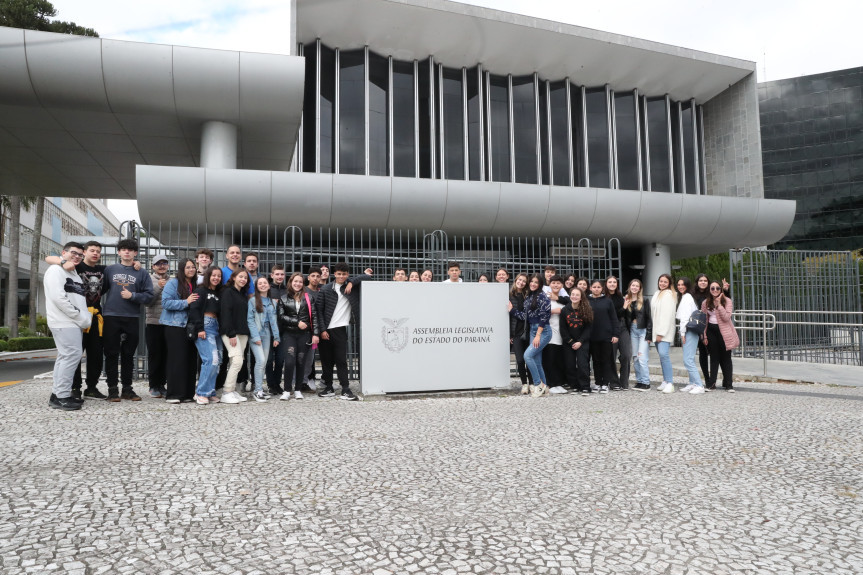 Após aprenderem sobre o Poder Legislativo em sala de aula, os estudantes puderam compreender na prática as funções da casa de lei e de seus parlamentares.