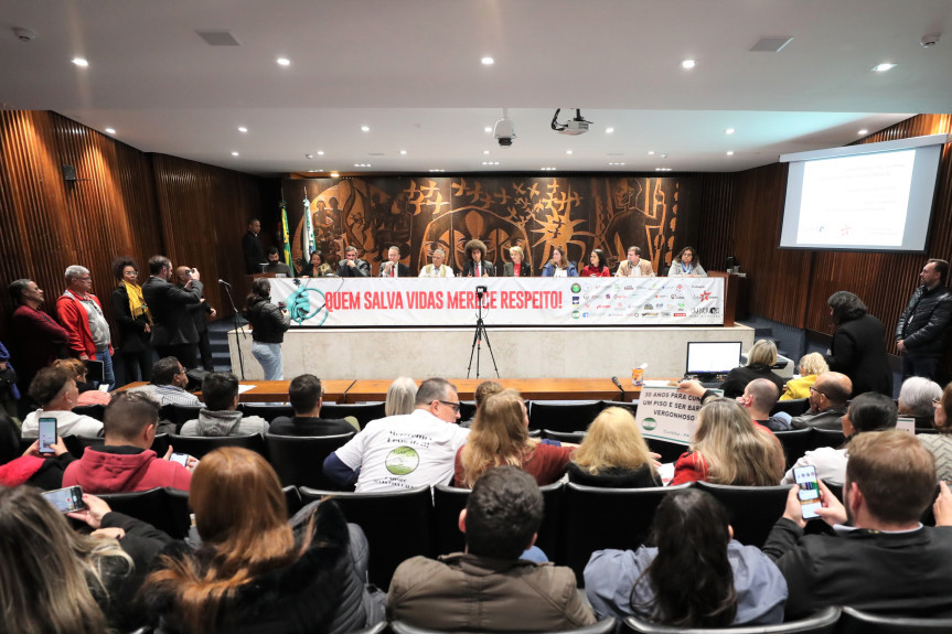 Reunião ocorreu na noite desta terça-feira (20), no Plenarinho da Casa.