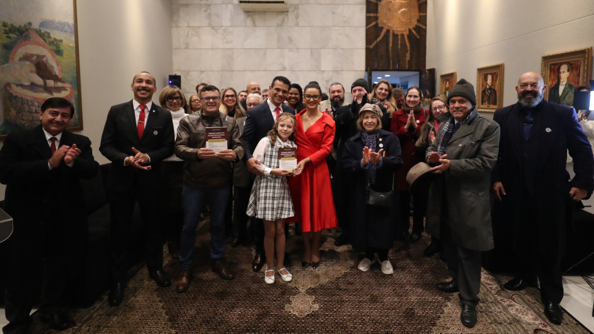 Lançamento da obra ocorreu no início da noite desta terça-feira (1º), no Salão Nobre da Assembleia Legislativa.