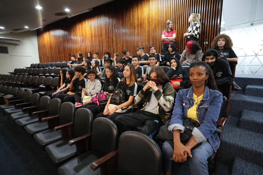 Durante o passeio no Legislativo, os estudantes acompanharam de perto as votações na sessão plenária e participaram de atividades com os deputados paranaenses.
