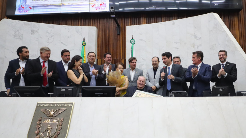 Solenidade ocorreu na noite desta terça-feira (5), no Plenário da Assembleia Legislativa do Paraná.