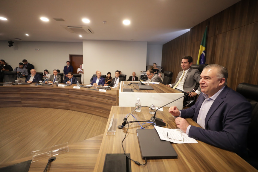 O presidente da Casa, deputado Alexandre Curi (PSD), ao lado do novo presidente da Comissão de Obras, Transportes e Comunicação, deputado Ney Leprevost (União).