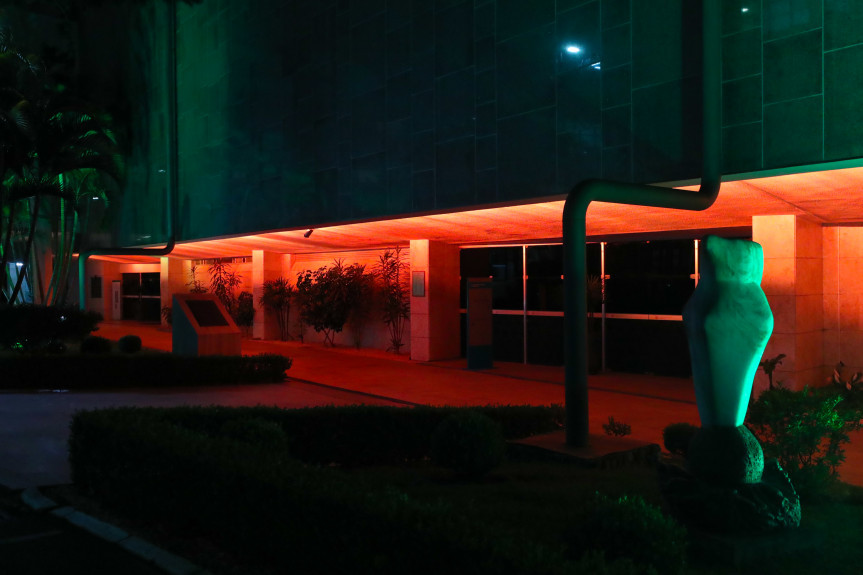 Assembleia está iluminada de laranja para marcar o Dia Nacional de Luta contra Queimaduras.