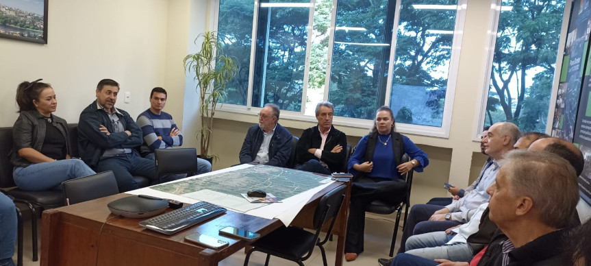 O deputado Tercilio Turini, o vice-presidente do Sinduscon Norte do Paraná Gerson Guariente, o presidente do IPPUL Tadeu Felismino e equipe, a vereadora Lu Oliveira, o superintendente regional do DER Marco Aurélio Sguario, a chefe regional da Casa Civil Sandra Moya e outros técnicos da prefeitura conversaram ontem sobre os estudos já existentes no Ippul sobre o Contorno Leste.