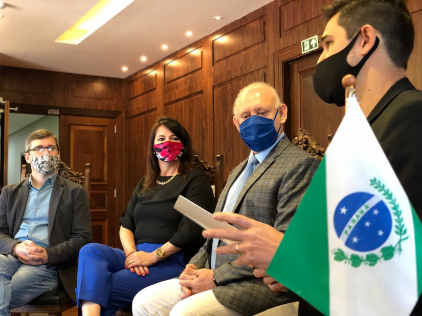 Presidente da Assembleia, deputado Ademar Traiano (PSDB), recebe do superintendente de Inovação, Henrique Domakoski, a nova Lei de Inovação do Paraná.