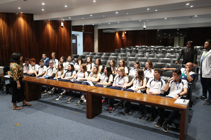 Os estudantes puderam conhecer a estrutura do Plenarinho da Casa durante a visita.