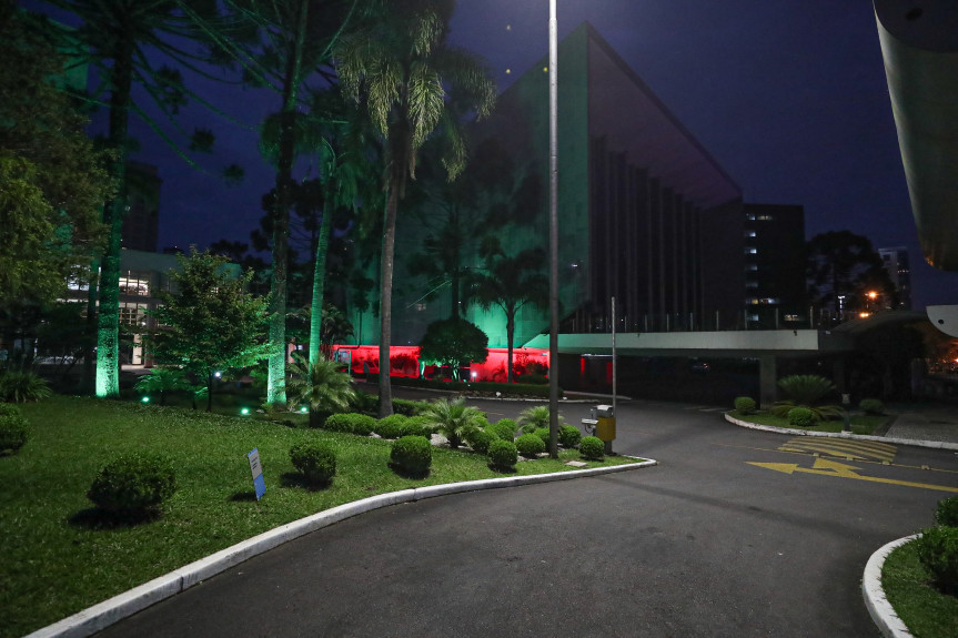 Assembleia Legislativa do Paraná ganha iluminação especial no Natal.