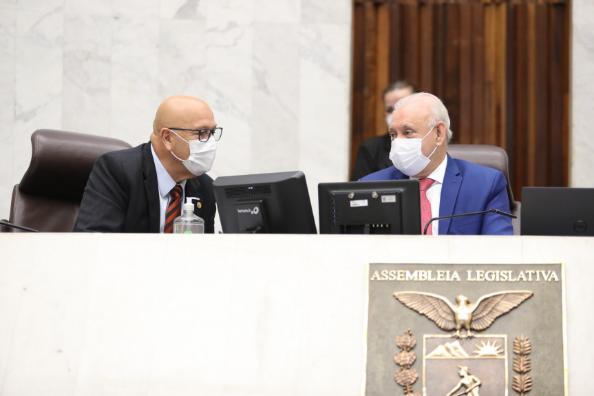 Assembleia começa a analisar projeto que permite ao Governo flexibilizar o uso de máscaras no estado.