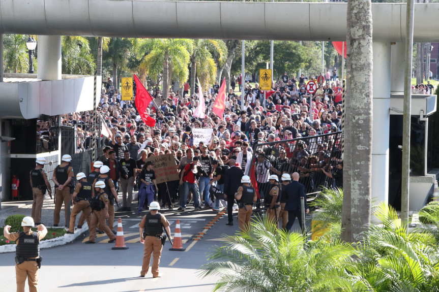 Minutos antes das 14h30, horário regimental da sessão, os manifestantes já estavam nas galerias quando a multidão forçou a entrada, rompendo o portão de acesso a carros da Assembleia e, em seguida, invadindo o Prédio do Plenário.