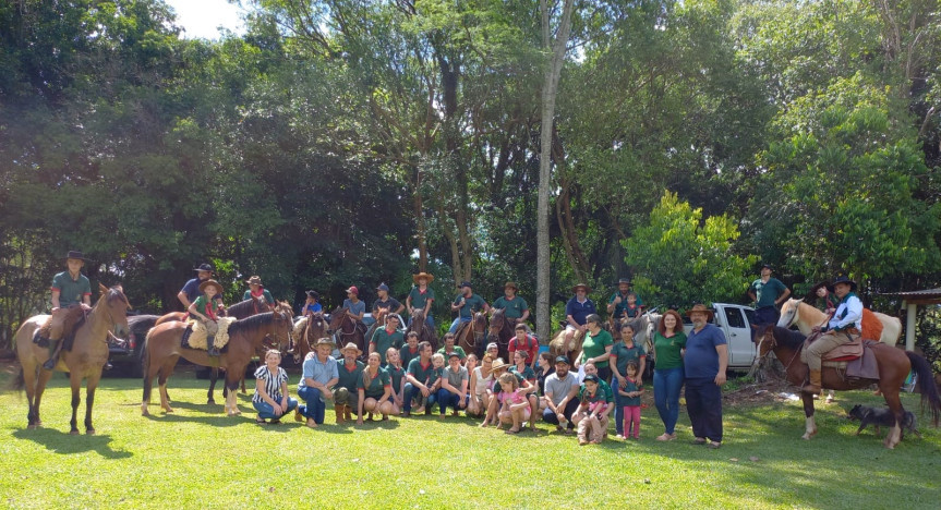 Fundada em 2017, a Associação Tropeiros Raízes do Sul tem realiza e participa de tropeadas e encontros culturais, reunindo associados dedicados à preservação e divulgação da cultura tropeira na região.