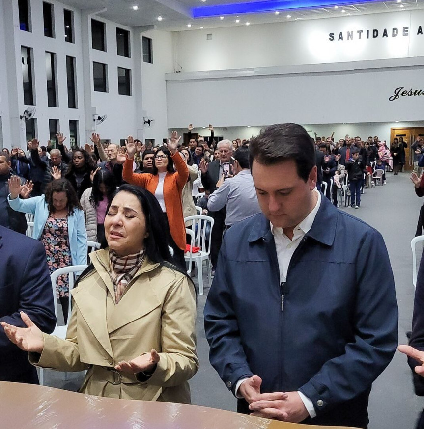 A deputada Cantora Mara Lima ao lado do governador do Paraná, Carlos Massa Ratinho Junior.