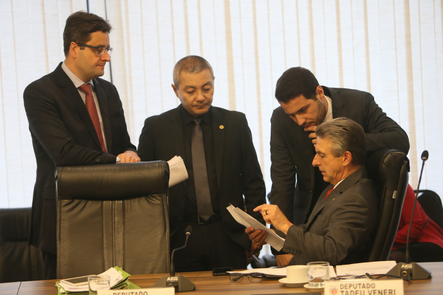 Proposta do Poder Executivo que trata da licença-prêmio dos servidores volta para votação em plenário.