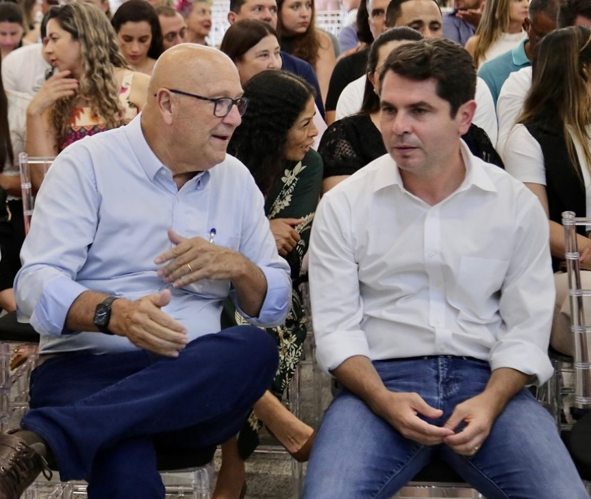Os deputados Luiz Claudio Romanelli (PSD) e Alexandre Curi, presidente da Assembleia Legislativa Paraná, autores do requerimento.
