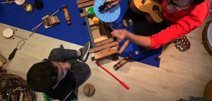 Tratamento com musicoterapia para síndromes e transtornos é lei no Paraná