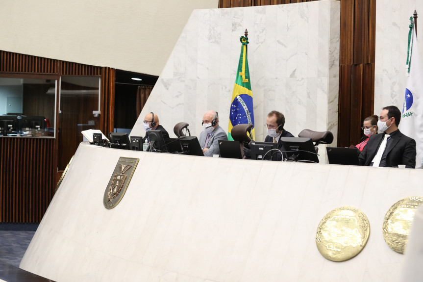 Aprovado em 1º e em 2º turnos, projeto do Executivo ajusta cargos em comissão e as funções gratificadas de direção, chefia e assessoramento das sete instituições estaduais e dos hospitais universitários.