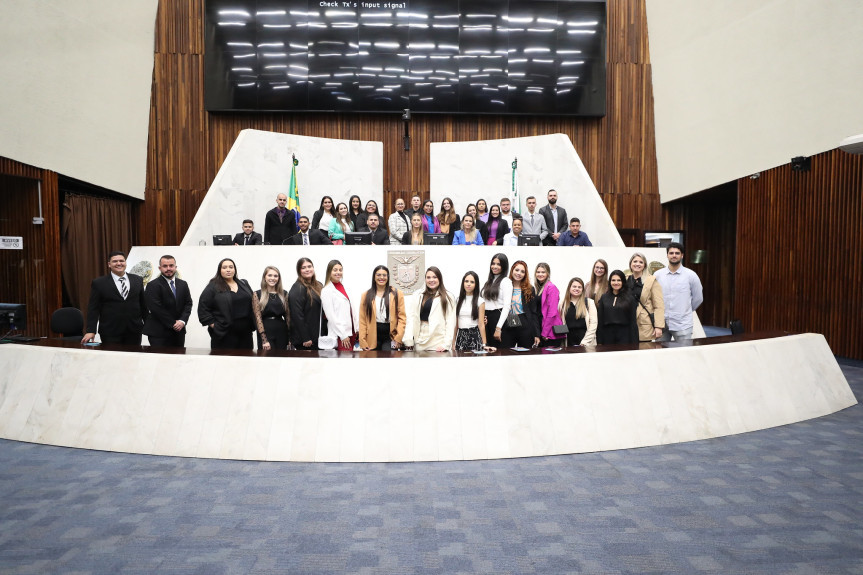 Alunos conheceram o Plenário da Casa.