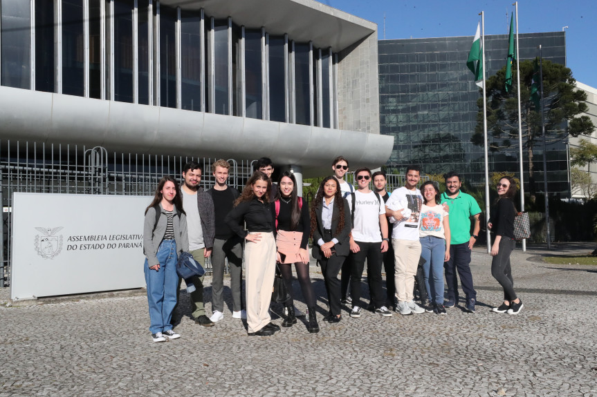 Acadêmicos do curso de Direito, da UFPR, também conheceram a Assembleia Legislativa nesta quarta-feira (28). Atividade fez parte do Projeto Rolê Cívico Paranaense.