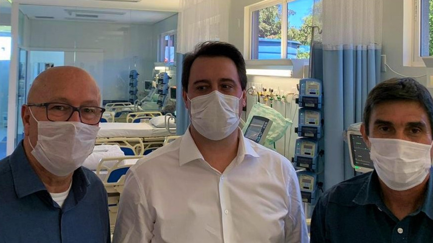 Deputado Luiz Claudio Romanelli (PSB) com o governador Carlos Massa Ratinho Junior durante visita às obras do Hospital Regional do Norte Pioneiro.