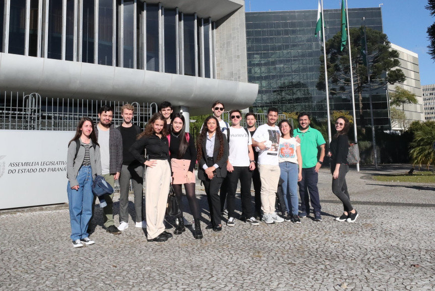 A política de abertura das portas para a população é prática permanente da Assembleia Legislativa do Paraná com as visitas guiadas.