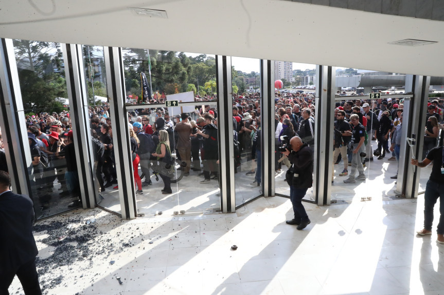 A Comissão Executiva ainda trabalha para levantar todo o prejuízo causado pela invasão. O relatório completo com os bens danificados só poderá ser concluído após o esvaziamento completo dos prédios do Legislativo.
