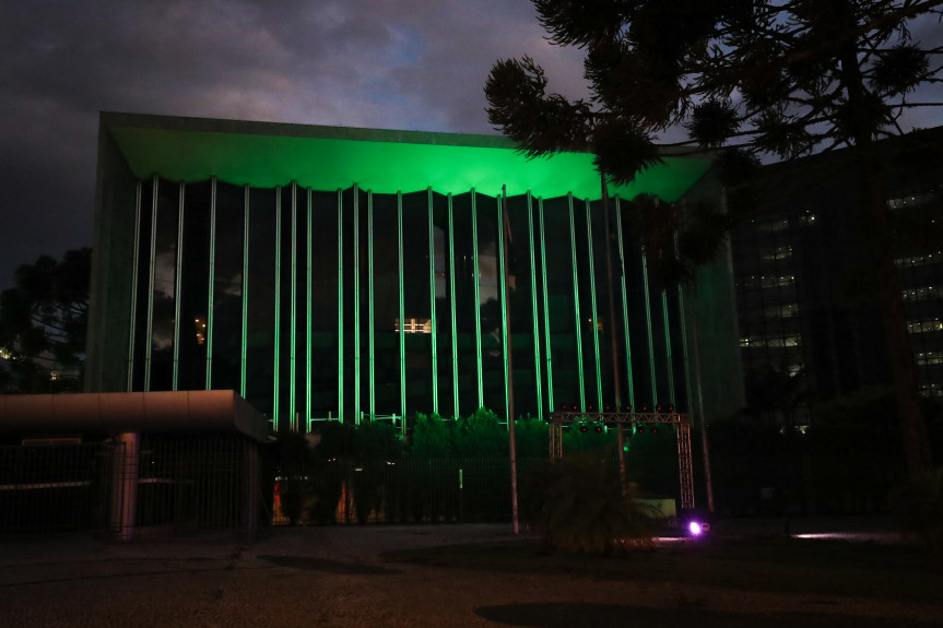 Assembleia Legislativa do Paraná ganha iluminação especial no Natal.