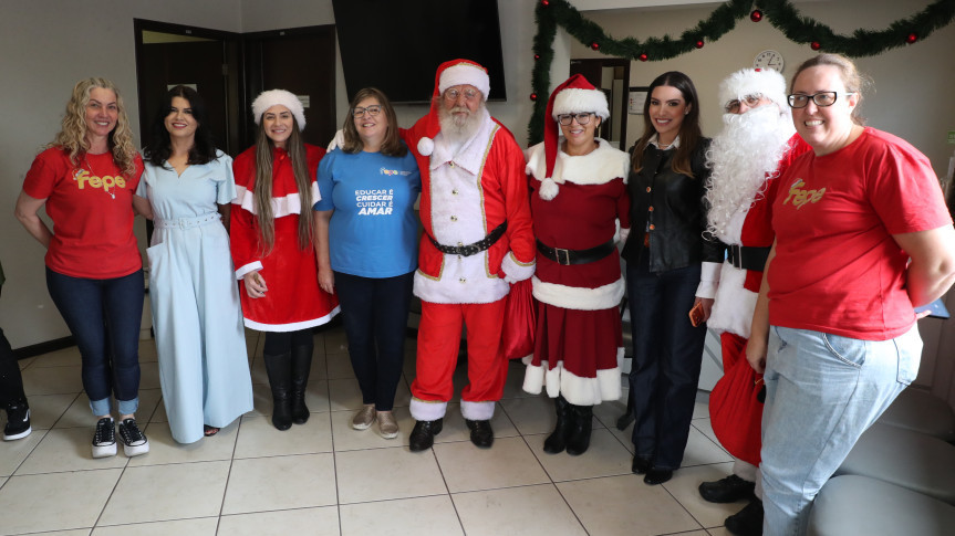 Conselho de Ações Solidárias da Assembleia entrega presentes de Natal a alunos da Fepe e apoia ações solidárias em Curitiba