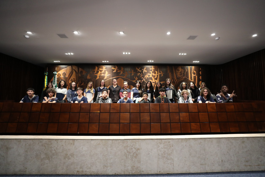 Alunos do Colégio Estadual Santa Cândida visitam a Assembleia
