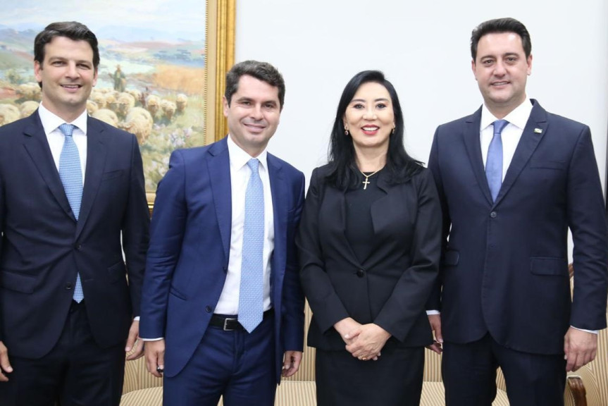 (Esq. P/ dir.) O prefeito de Curitiba, Eduardo Pimentel; a presidente do TJ-PR, Lídia Maejima; o presidente da Alep, deputado Alexandre Curi (PSD); e o governador do Paraná, Ratinho Júnior.