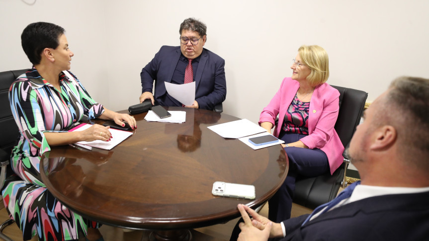 Reunião ocorreu após a sessão plenária desta segunda-feira (30).
