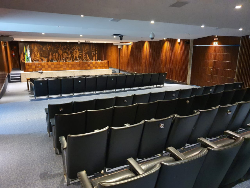 Manifestantes saíram de forma pacífica da Assembleia Legislativa e continuam com o protesto na Praça Nossa Senhora da Salete.