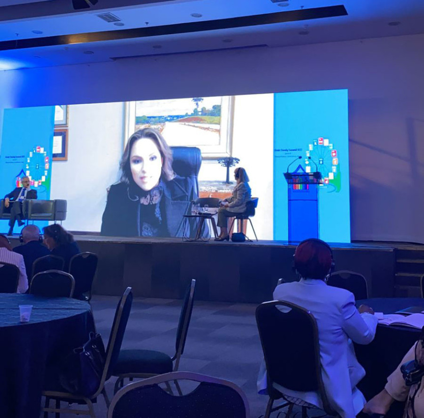 Maria Victoria explicou o processo de elaboração da lei que estabeleceu a Política Estadual do Hidrogênio Renovável (H2) e os reflexos planejados para a economia paranaense. “Hoje o Paraná está pronto para receber investimentos que geram empregos, renda e mudem o perfil econômico-energético do Estado”, disse.