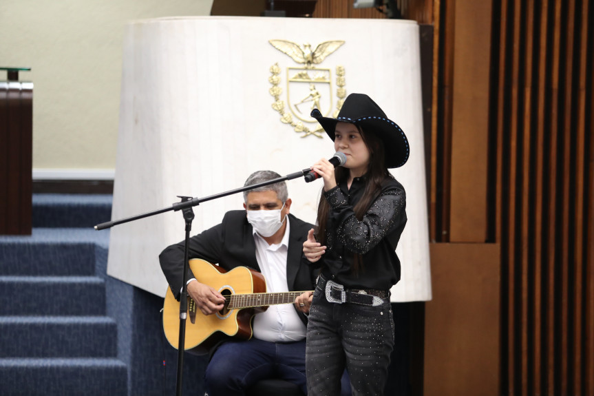 A jovem Maria Victória, da cidade de Alto Piquiri, levou o Paraná à etapa final do The Voice Kids e recebeu homenagem na Assembleia Legislativa do Paraná.