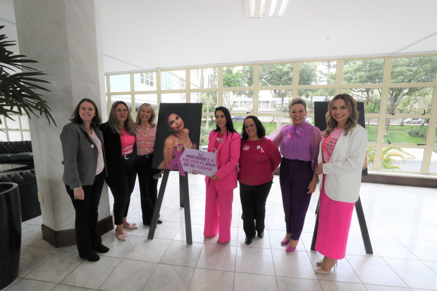 A mostra apresenta fotos de mulheres mastectomizadas para chamar a atenção para a prevenção e conscientização sobre a necessidade dos exames e do diagnóstico precoce, que pode salvar vidas se a doença for rastreada no início.