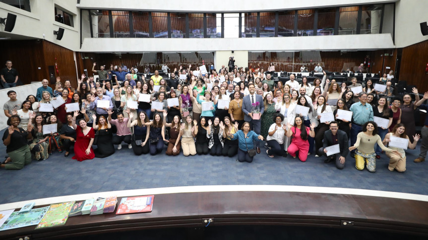 Solenidade ocorreu no Plenário da Casa na tarde desta sexta-feira (5).
