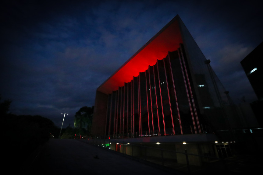Assembleia Legislativa do Paraná ganha iluminação especial no Natal.