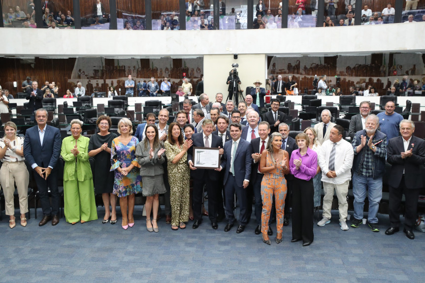 Homenagem ocorreu no inicio da sessão plenária desta terça-feira (11).